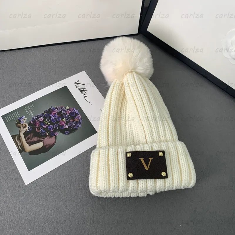 Designer Beanie Flower Label Hüte Luxuriöse gestrickte pelzige Ballmütze Mode rosa Baumwollmützen für Damen Warme V-Kappen Weiche Motorhaube 12 252c