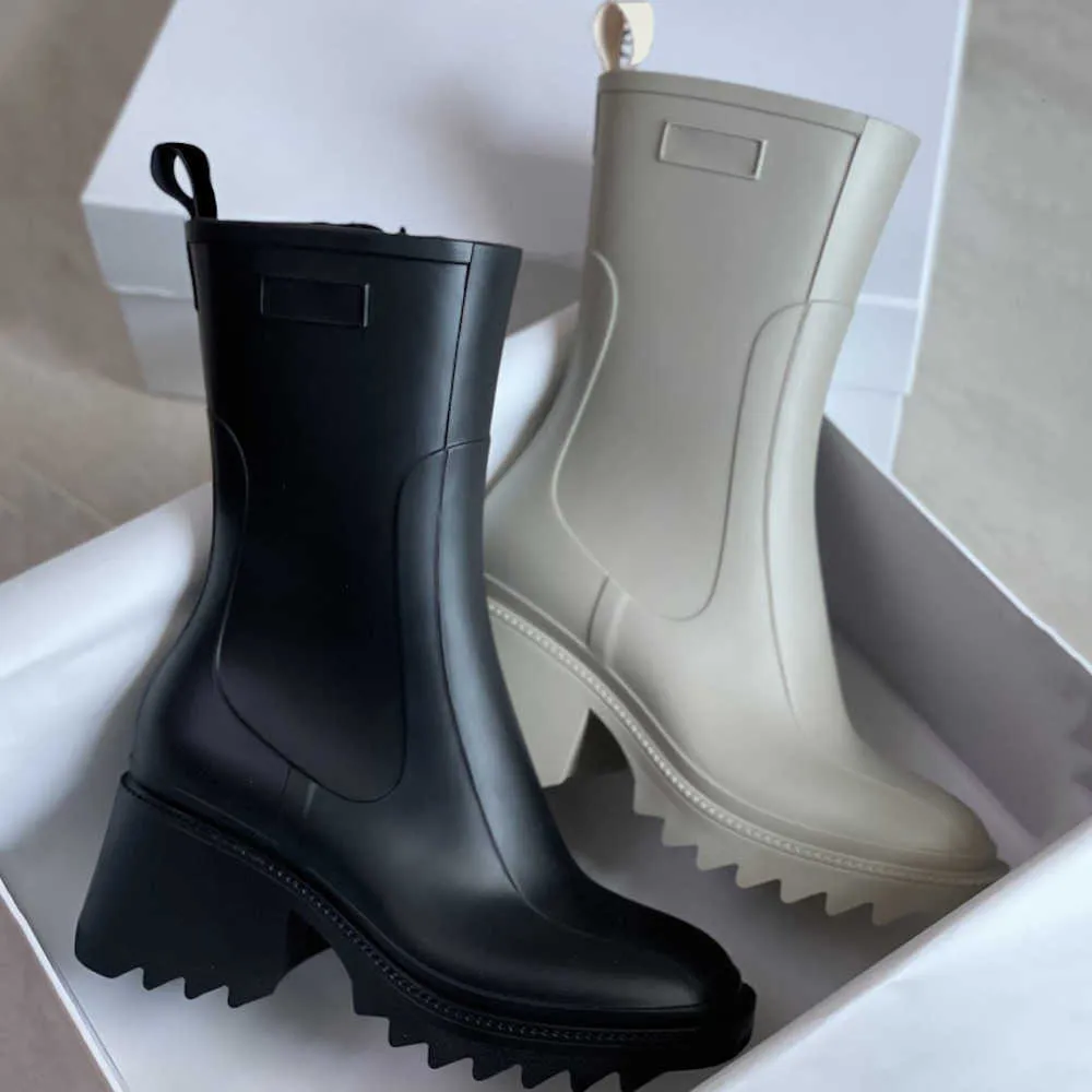 Mulheres Betty Pvc Rain Boots Fashions borracha grossa Soled Meia bota Designer tampa damas pretas marrom plataforma branca sapatos de salto médio zíper 237