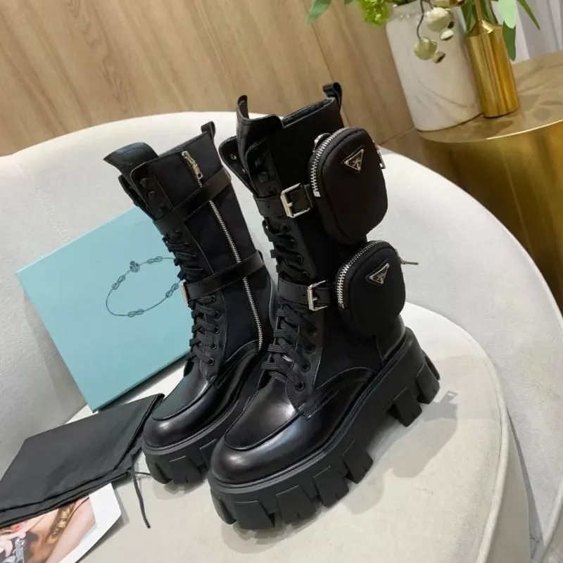 Bottes en cuir Monolith mi-mollet noires Pochette en nylon Demi-plateforme de combat Compensées Fermeture éclair Bout arrondi Talons bloc Botte plate de créateur de luxe