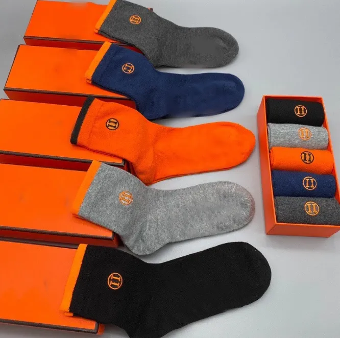 Chaussettes en boîte pour hommes Chaussettes d'affaires décontractées Chaussettes en coton à tube moyen Chaussettes en coton brodées avec lettre