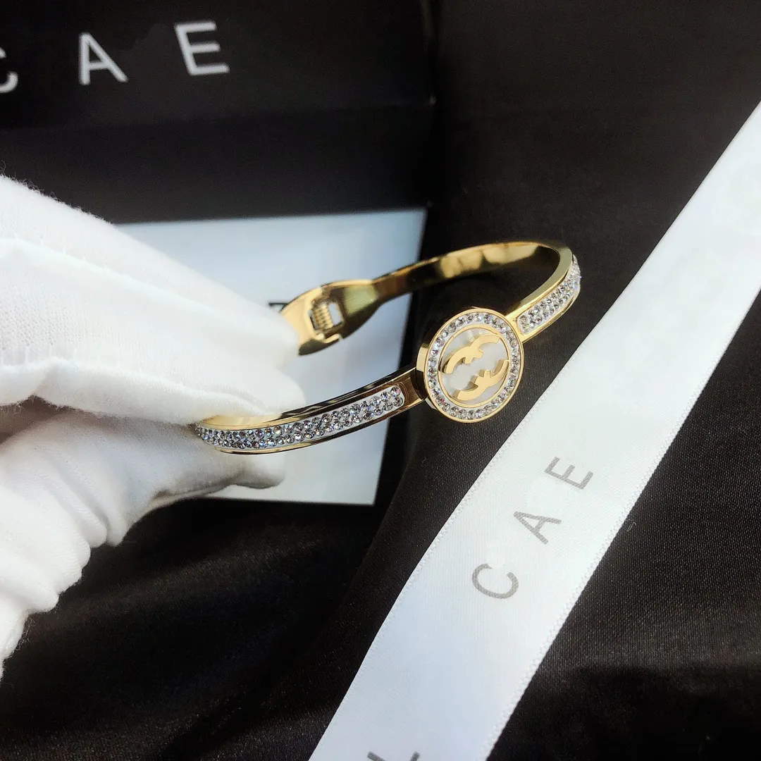 Bracciale rigido di design in oro, marchio di amore, progettato per le donne, braccialetto di diamanti fritillary ad alto senso, accessori moda, festa di nozze