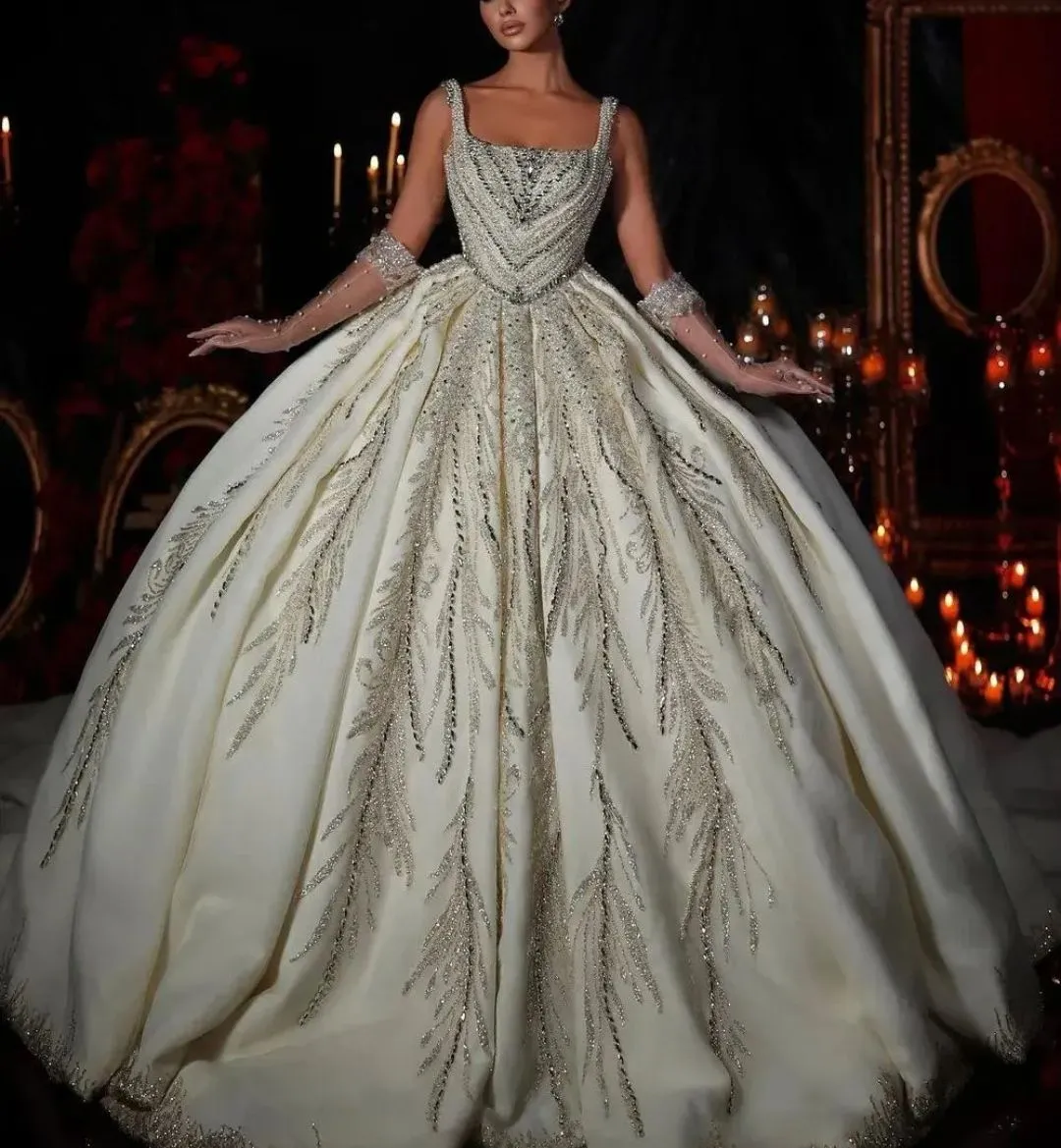 Abito da ballo principessa Abiti da sposa Appliques Bateau Senza maniche Cinghie Paillettes scintillanti Appliques Perline Raso Ruffles Lunghezza del pavimento Abiti da sposa di lusso Taglie forti