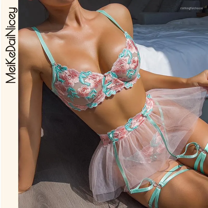 Conjuntos de sutiãs MeiKeDai Floral Wedding Lingerie Ruffle Ligas Fancy Rendas Delicadas Roupas íntimas Fada Sexy Traje Sem Censura Conjunto Exótico de Tangas