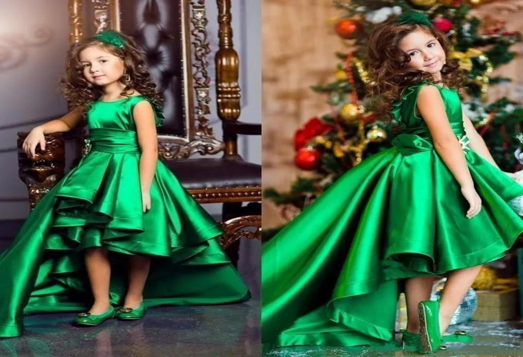 Piękne szmaragdowe zielone dziewczyny suknie konkursowe z plisami Załoga szyi rękawy hi lo kids celebrytów sukienki dziewczyny formalne noszenie 7023026
