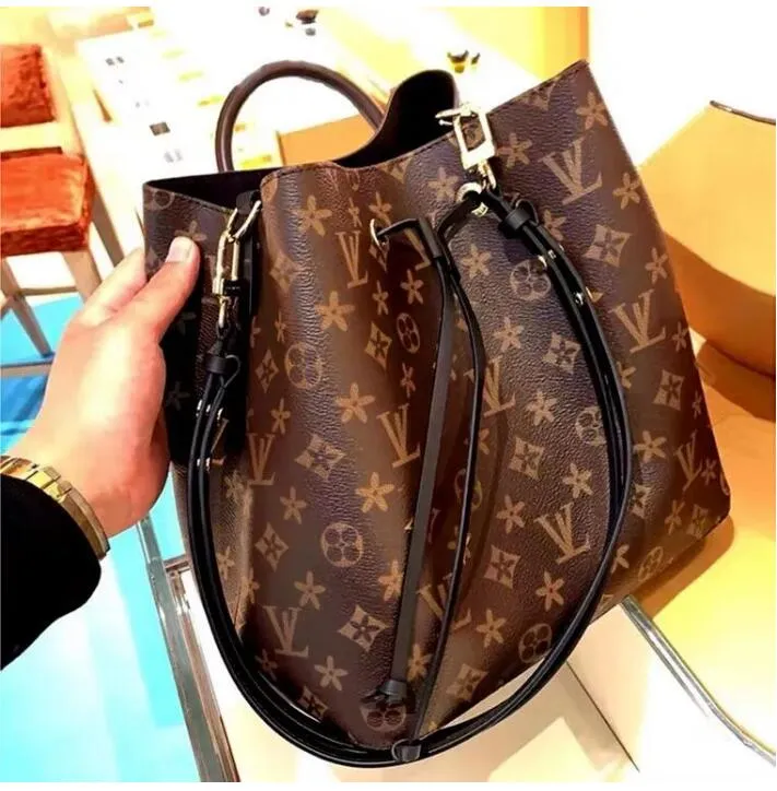 Mujer Con Bolsa De Cuero De Cocodrilo Negro Louis Vuitton Antes