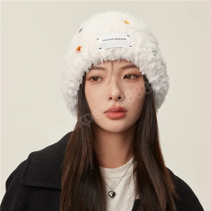Зимние женщины Пушистая меховая шляпа оформлена мягкие плюшевые крышки на открытом воздухе снежный холодный теплый бенине.