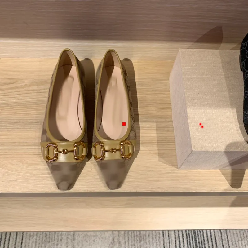 2023ファッションデザイナーの女性靴ハイヒールサンダルスカルペの硬い子どものデザイナーヒールサンダールボックスサイズ35-40 -K092