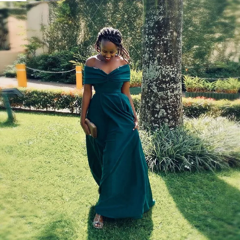 Emerald Green African Bridesmaid Dresses Long Sexy Off Shoulder Black Girls Wedding Gästklänning Chic Split Vestido de Festa