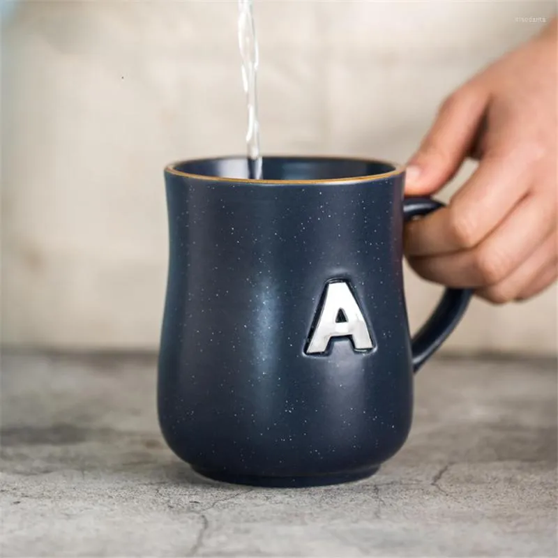 Muggar 470 ml stor kapacitet vatten kopp kaffe mjölk anpassad keramik kontor en brev midja mörkblå