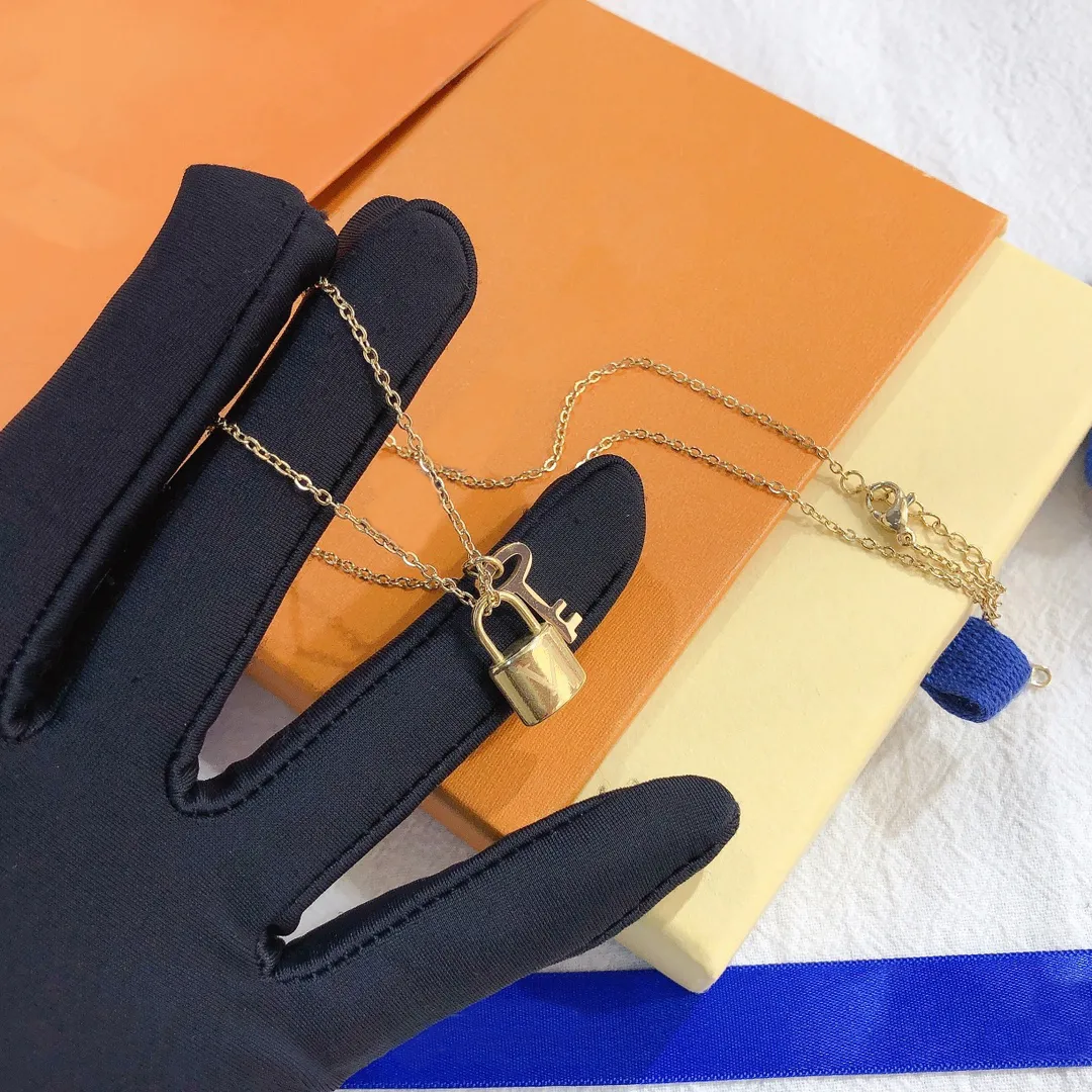 Collar de diseño de lujo Chapado en oro de 18 quilates Collares de acero inoxidable Gargantilla Cadena Letra Colgante Moda para mujer Joyería de boda Access272w