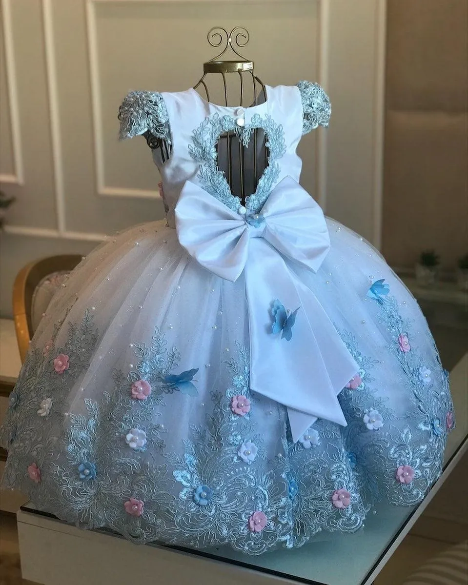 2023 Prinzessin Perlen Blumenmädchenkleider für Hochzeit Ballkleid Spitze appliziert rückenfrei Festzug Kleider bodenlangen Tüll Erstkommunion Kleid Hellblau