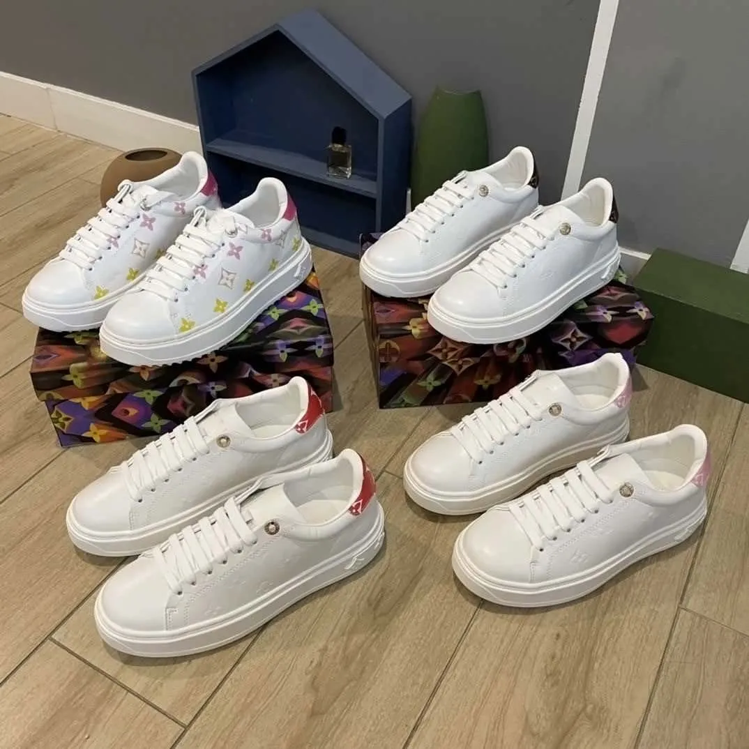 Fashion Time Out Sneaker da donna in pelle di vitello Scarpe casual Blu Multi Bianco Rosa in rilievo Open Back Fucsia Khaki Suola verde Stampato Sneakers da donna di lusso a11