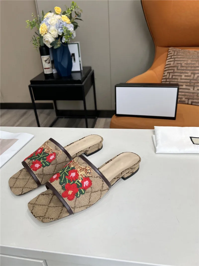 Tasarımcı Luxur Women Matelasse Canvas Slayt Sandal Büyüsü Vahşi Güzellik Doğal Dünya İmza Flora Baskı Kutu Toz Çantası