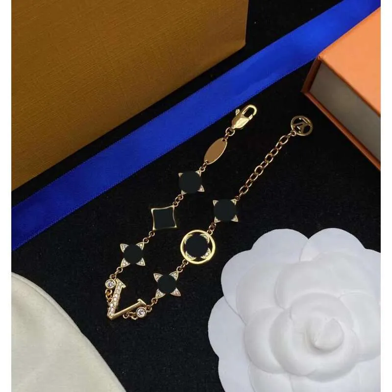 2023 Luxury Designer elegant Charm Bracelets fashion women's letter pendant clover Bracelet Wedding Necklace special design j284S