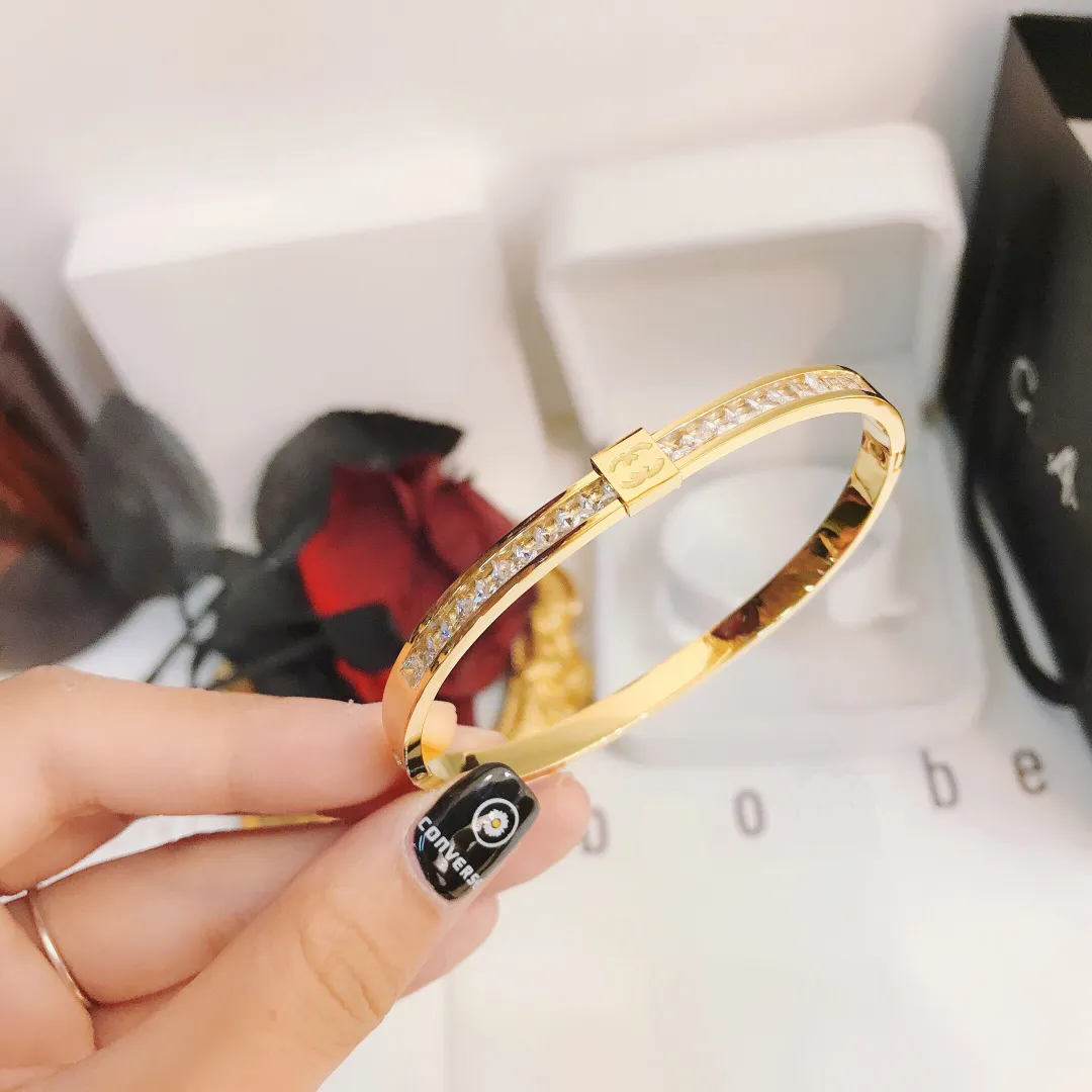 Luxury Brand Designer Bangle Armband Par Square Diamond Inlaid örhängen 18K Guldpläterad smycken Classic Design Love Armband Premium Gift Fashion Accessories