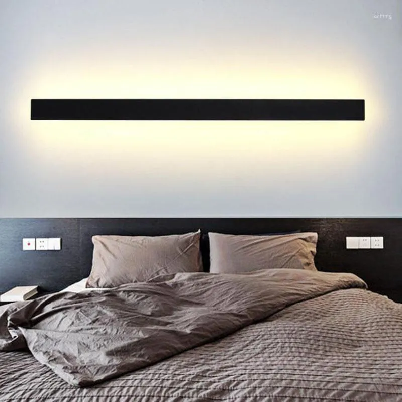 Vägglampa aluminium led lång soffa bakgrund vardagsrum sovrummet sovrum spegel minimalistisk design ljus