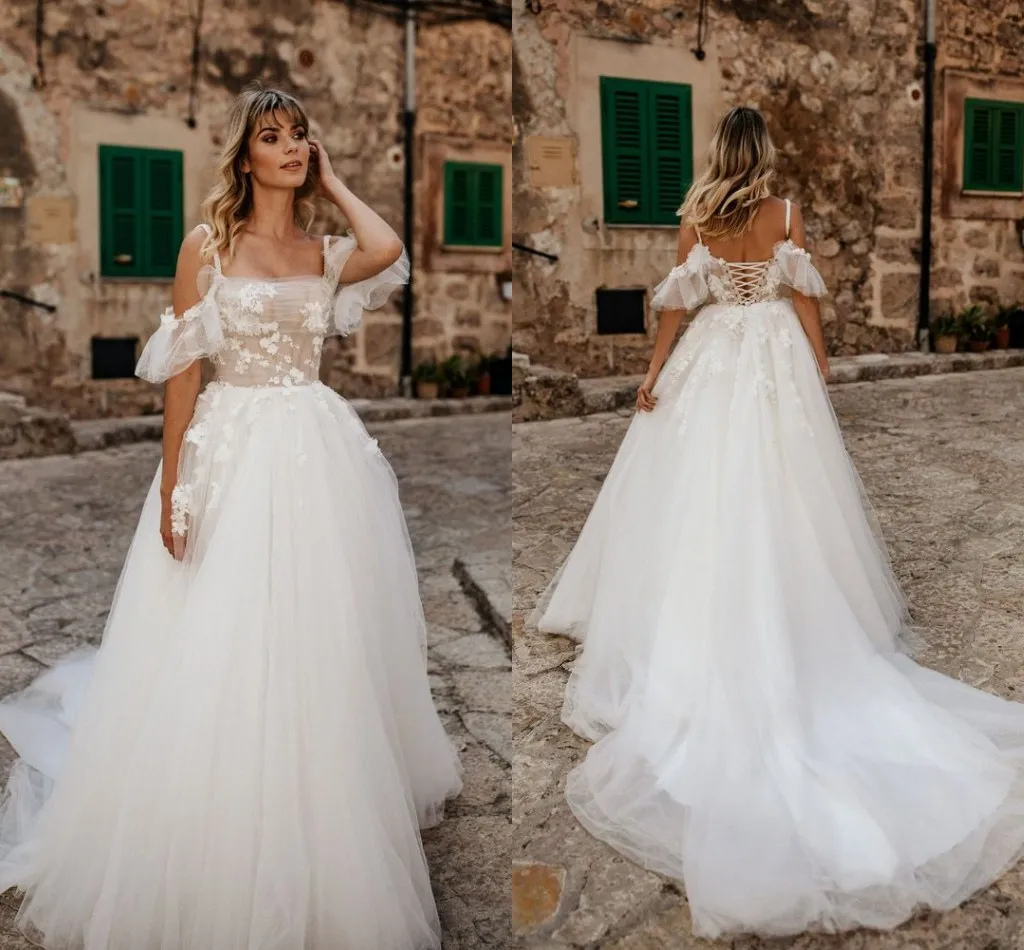 Robes de mariée romantiques de taille plus une ligne plage bohème bretelles spaghetti appliques à plusieurs niveaux jardin cour train robes de mariée robes de novia sur mesure