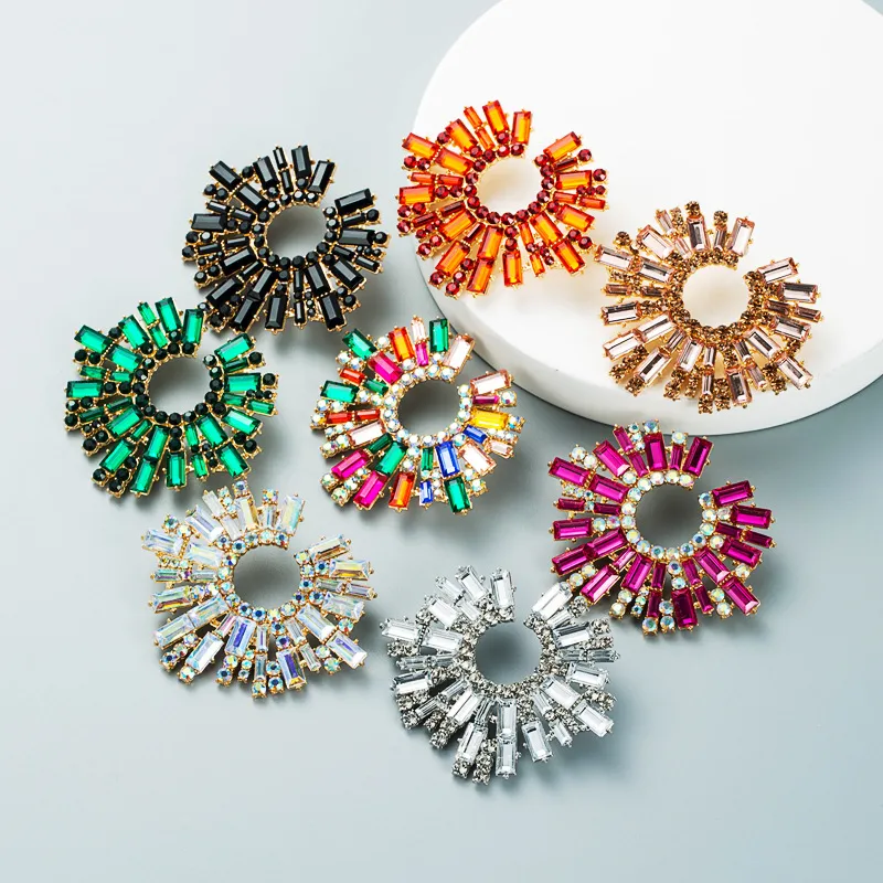 Fabricants en gros alliage étincelant de 8 couleurs incrusté de couleur diamant fleur boucles d'oreilles accessoires de mode pour boucles d'oreilles dames