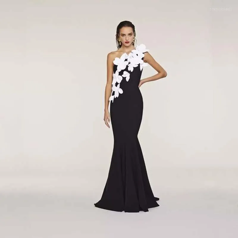 Abiti da festa Bianco e nero Elegante sirena Prom Una spalla Fiori 3D Abito lungo formale Abito da sera da donna Abiti da spettacolo su misura