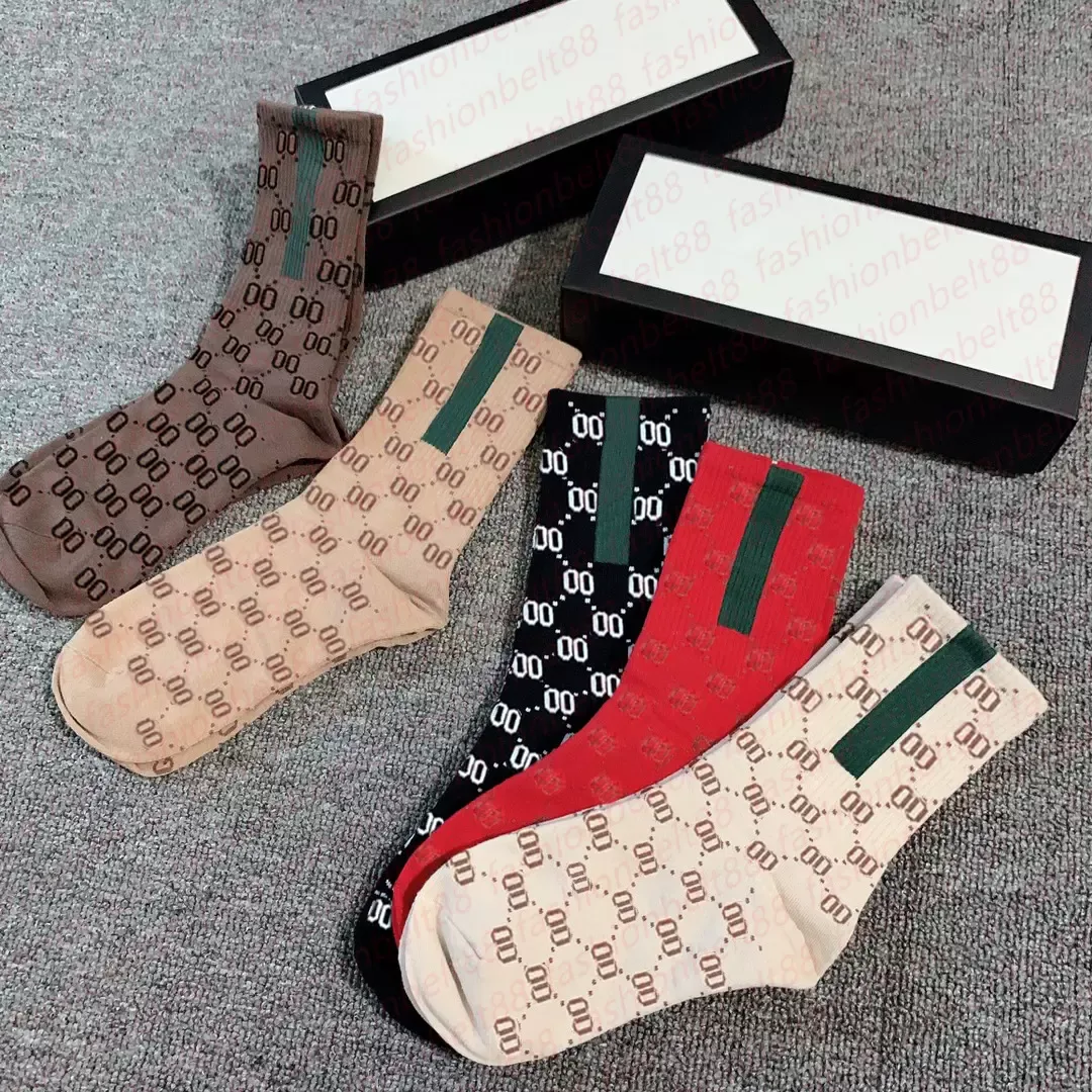 デザイナーメンズレディースソックスファイブペアラックススポーツ冬のメッシュレター印刷された靴下刺繍コットンマン