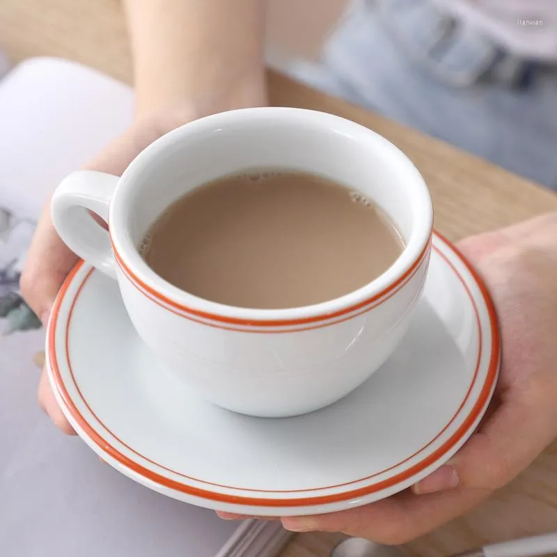 Set da tè per caffè Cappuccino vecchio stile con tazza semplice Cappuccino vecchio stile con vassoio Cafe