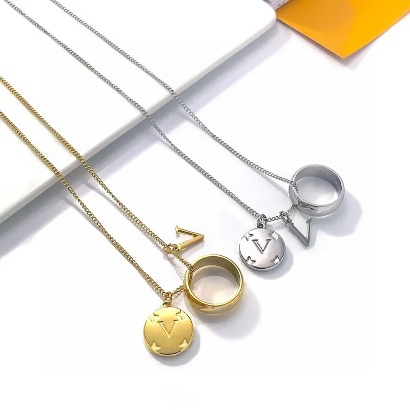 Designer Pendant Necklaces Europe America Fashion Style Necklace Men Lady Women Gold Rose Silver-colour Metal with v Initials Round Rings Three Long Chain M80189