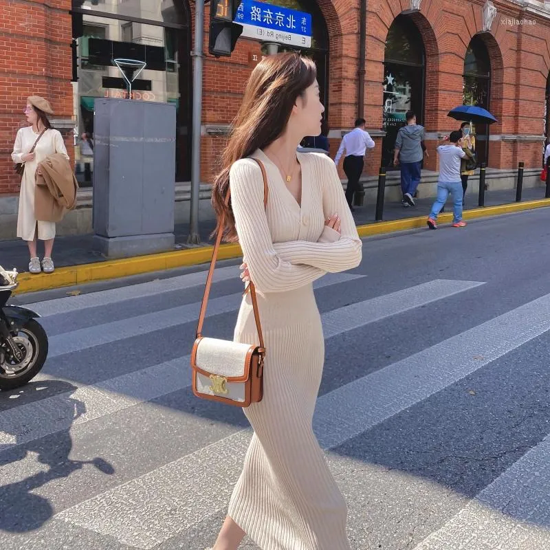 Vestidos casuais vestido de suéter de alta qualidade feminino roupas de inverno manga longa skinny bege preto elegante e elegante decote em v primavera 2022