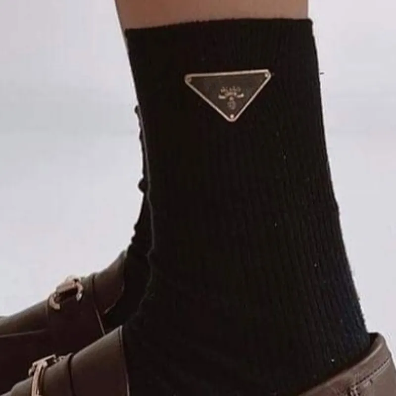 女性の三角形の文字靴下黒コットンニットレターソックウォーム通気性