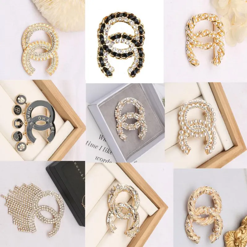 20 Style Marka Tasarımcısı C Çift harfli broşlar Kadın Erkekler Çiftler Lüks Rhinestone Elmas Kristal İnci Broşit Takım Pin Metal Moda Mücevher Aksesuarları