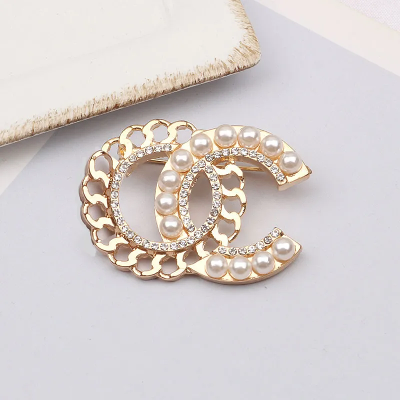 Broches de Design Famoso Ouro G Brand Luxurys Desinger Broche Feminino Strass Pearl Letter Broches Terno Pin Moda Jóias Vestuário Decoração Acessórios MM005