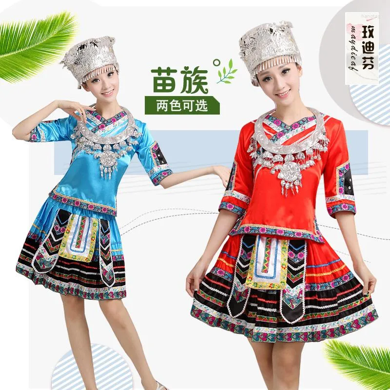 Abbigliamento da palcoscenico Miao Costume Costumi da ballo Tujia Yao da donna di minoranza Abiti da spettacolo con gonna a pieghe fatta a mano