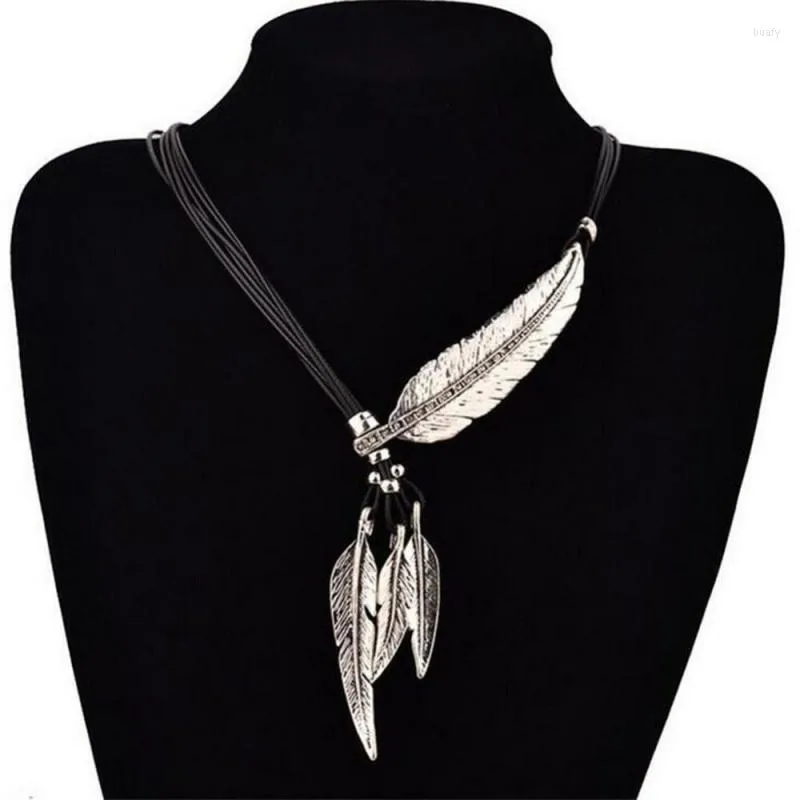 Pendanthalsband Vintage Dubbelskikt Leaf Feather Halsband Kvinnors mode Glamour smycken CLAVICLE Kedja Hip Hop -tillbehör