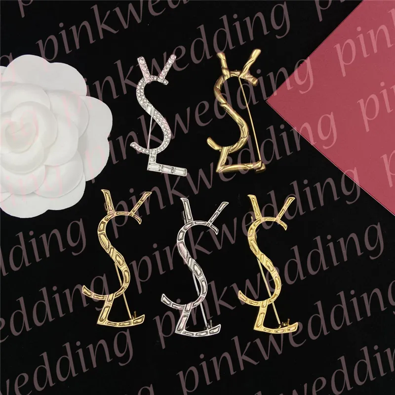 Luksusowe broszki Kobiety Pins ślubny Klasyczny litera biznesowa Pinki na przyjęcie na Halloween Prezent z pudełkiem