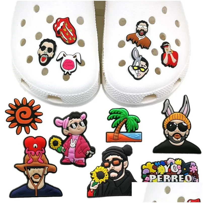 Skodelar Tillbehör Moq 100st Bad Bunny Pattern Croc Charms 2D Mjuk Pvc Clog Mode Spännen Dekorationer Passar Män Sandaler Barn Dhd0R