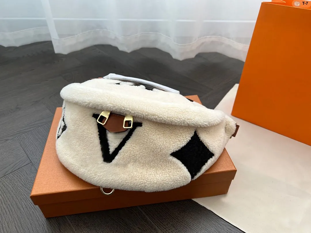 Midjepåsar 2023 vinter teddy designer bum väska för kvinnor män mode lambool sherpa crossbody axelväskor fluffy bumbag lyx fannypack plånböcker