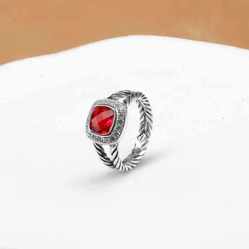 Damdesigner Band Ring Woman Fashion Jewelry Twisted Wedding Luxury Rings Silver för klassisk inlagd röd granat zirkonförlovningsfödelsedag