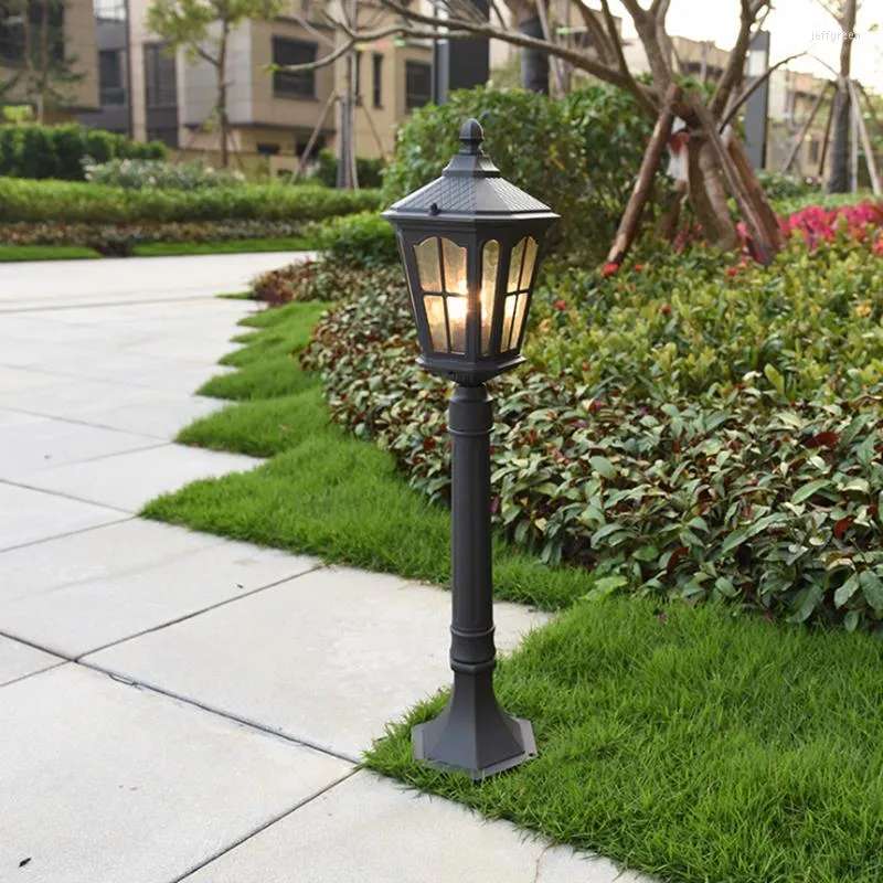 Europeo Retro LED E27 Lampada da giardino per esterni Villa Giardino Erba singola Impermeabile IP65 Cortile Lampione stradale Apparecchio per paesaggio