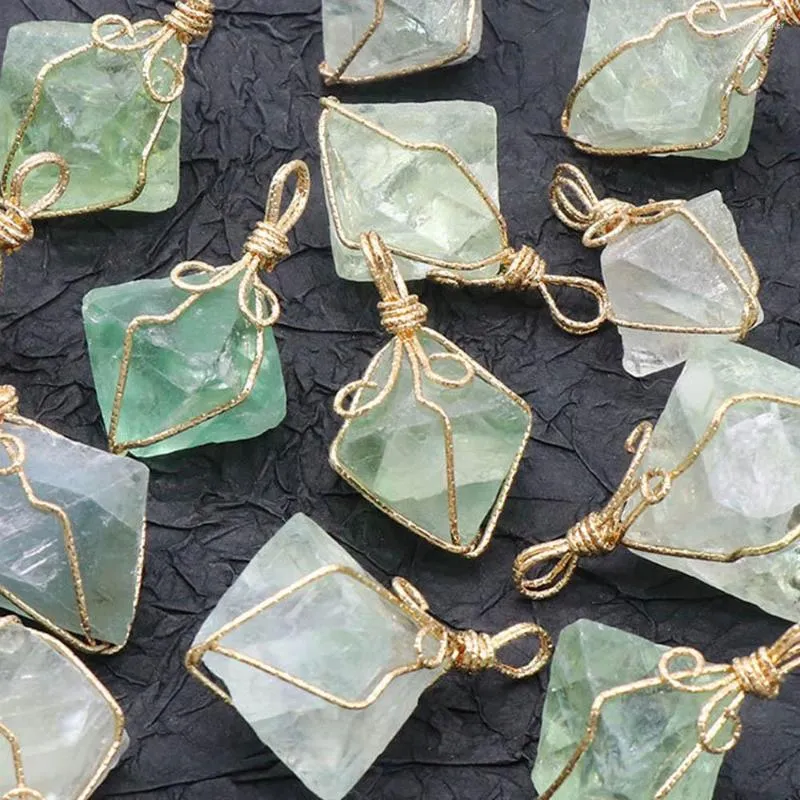 Pendentif Colliers Bonne qualité Pierre de fluorite naturelle Pendentifs enveloppés de fil irrégulier pour accessoires de bijoux faisant en gros 6pcs