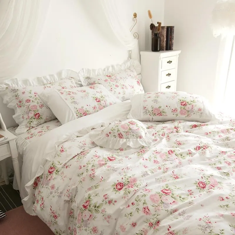 Sängkläder sätter bomull mjuk vit rosa blommor rose flickor set 3/4/7 st single double king cal duvet cover säng kjol kuddar