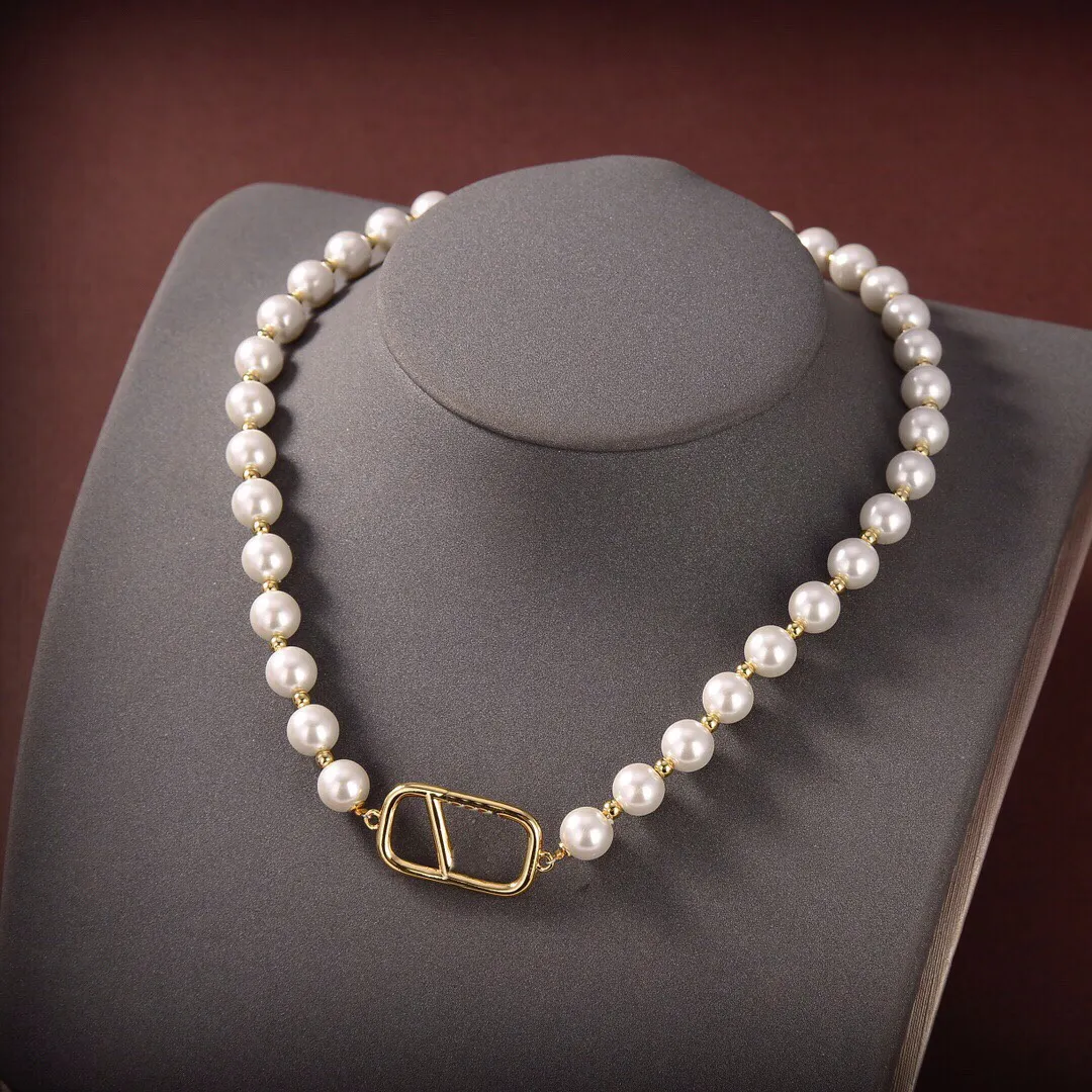 Sweet Simplicity Lady Brass Pearls Ожерелья Подвески Геометрический дизайн Начальный V Помет Жемчуг украшает Женское ожерелье-цепочка Ювелирные изделия VAN1 --12 свадебный подарок на день рождения