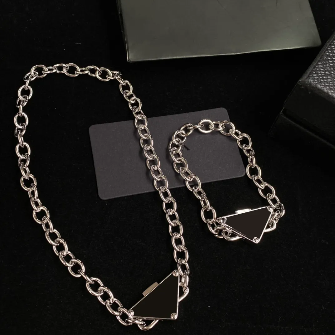Luxurys Designer Necklace Bracelet Classic Letters رائعة صنعة ذاتية شخصية أزياء تريند تريندز للرجال والسيدات