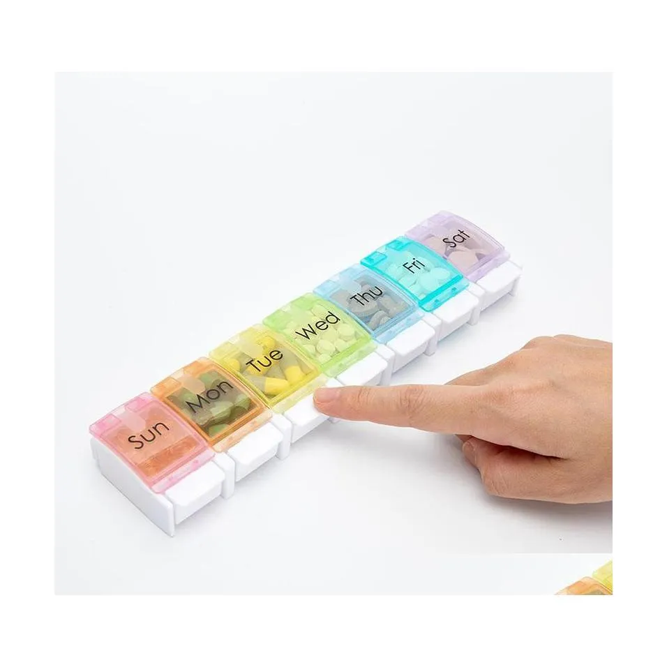 Scatole di immagazzinaggio Bidoni Medicina 1 Riga 7 Quadrati Settimanale Portatile Plastica Arcobaleno Pulsante Rimbalzo Pill Box Griglia Supporto Tablet Contenitore Cu Dhnjp