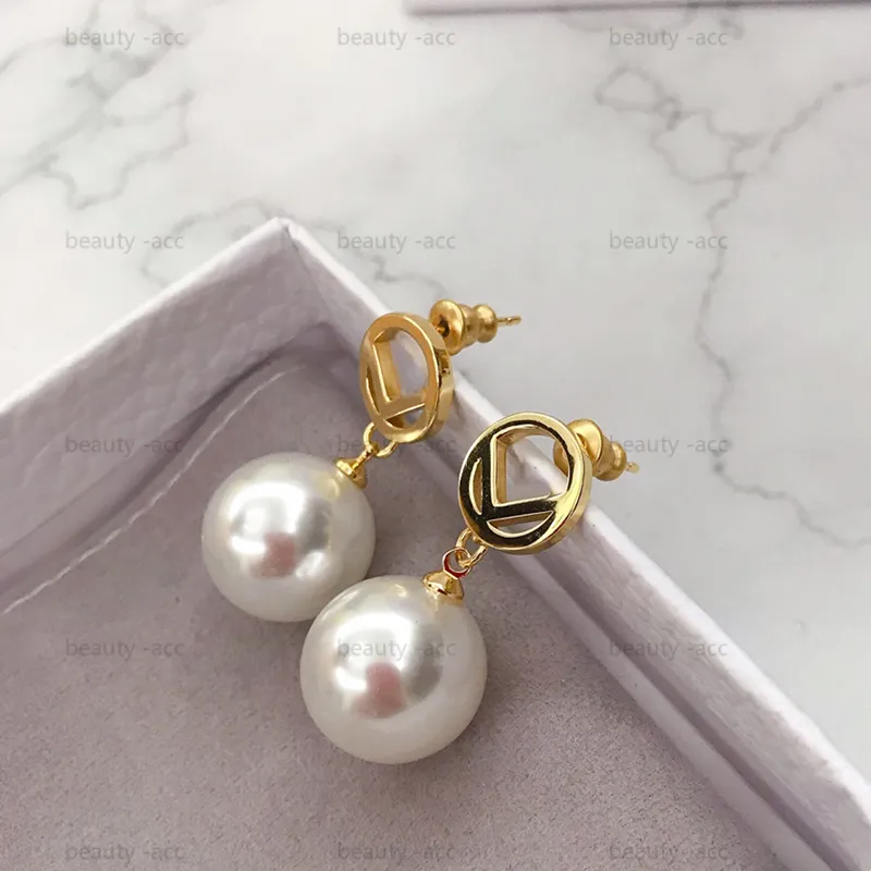 Luxur Pearl Earring Designer smycken för kvinnor guld älskar örhängen brev dingle öronringar f hoops chram piercing aretes med ruta 2657