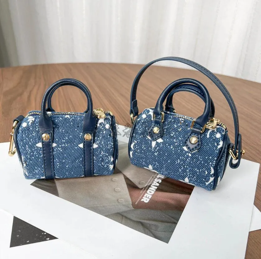 Edycja limitowana Haftowane listowe portfele na klucze Luksusowy projektant Mini Denim Boston Bag Znana marka Kobiety Zipper Monety Portmonetki Kopertówki z brelokiem Totes Wisiorek