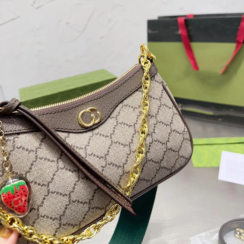 Borsa Hobos da donna Street Fashion Strawberry Letters Hobo new Designer Borse a tracolla a tracolla Borse da donna Baguette Saddle Catena d'oro 12162