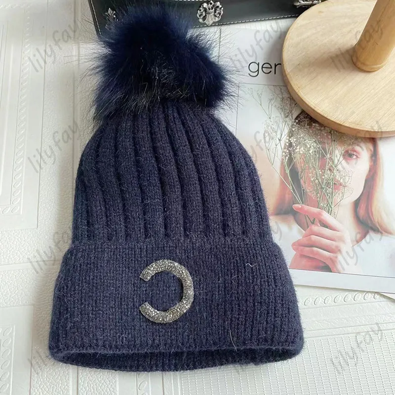 Berretto in maglia di lusso con pon pon e scritte per donna e uomo_voghion.com