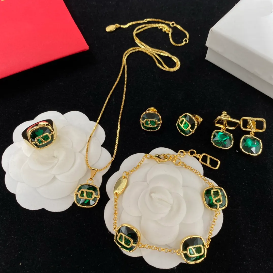 Luxurious Green Crystal Pendant Necklace V Letter Logo Bracelet Earring Rings Lady Jewelry Sets Women Wedding birthday party Gifts VLTS1--02