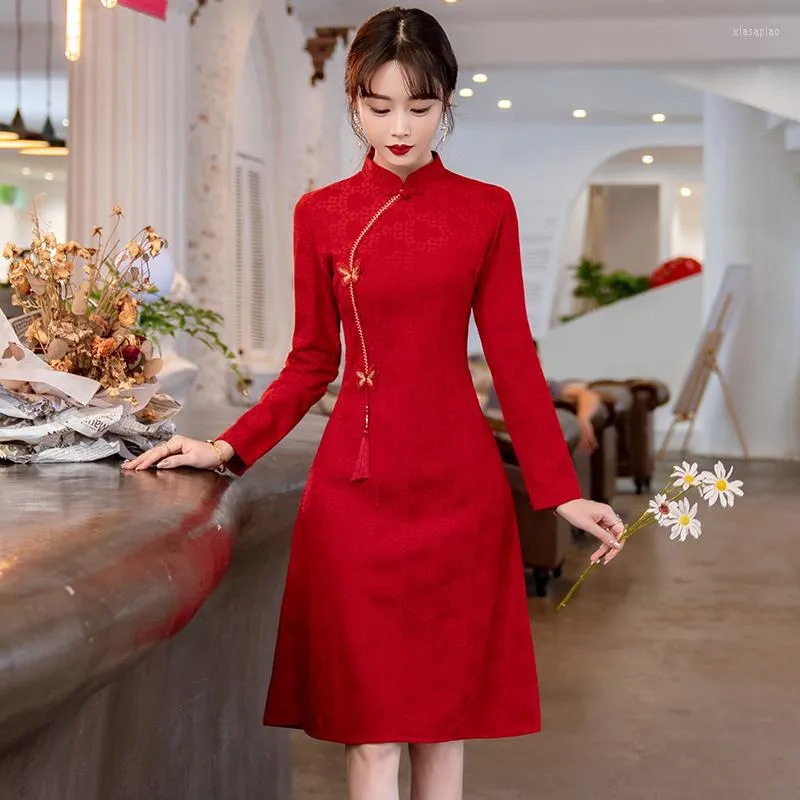민족 의류 중국 중국 전통 Qipao 드레스 여성을위한 레트로 개선 된 긴 소매 붉은 Cheongam CNY