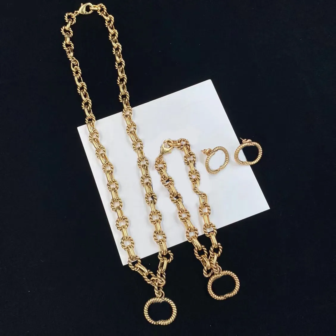 Armband ￶rh￤ngen halsband klassiska smycken tre stycken set polar de brincos de pulseira ￶rh￤nge designer f￶r kvinna mode 14k guld pl￤terad dubbel bokstav med l￥da