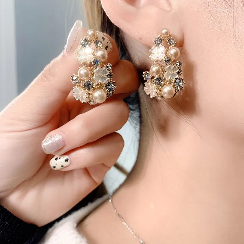 Orecchini a bottone RKR Elegante fiorellino in resina per donna Delicato cristallo acrilico perla color oro Ottone gioielli di moda